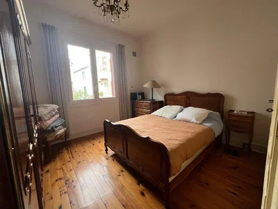 Yatak odası; ahşap zemin, doğal ışık