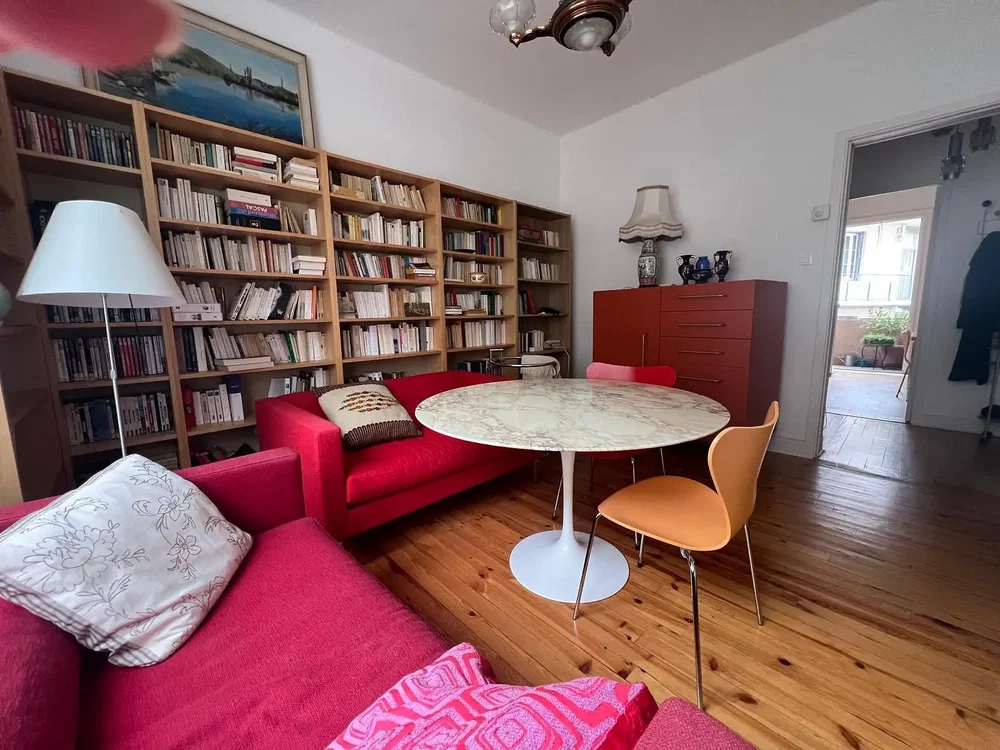 Oturma odası; ahşap zemin, doğal ışık, modern stil