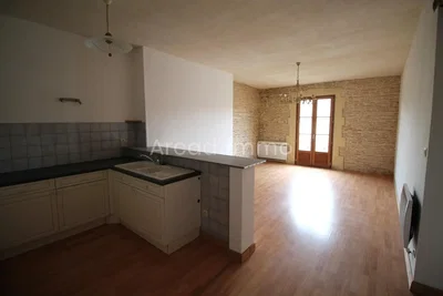 Mutfak; doğal ışık, ahşap zemin