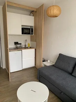 Oturma odası; mutfak aletleri, doğal ışık