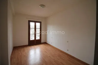 Yatak odası; ahşap zemin, doğal ışık