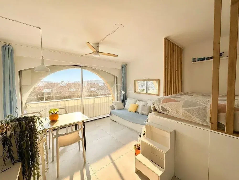 Yatak odası; doğal ışık, modern stil