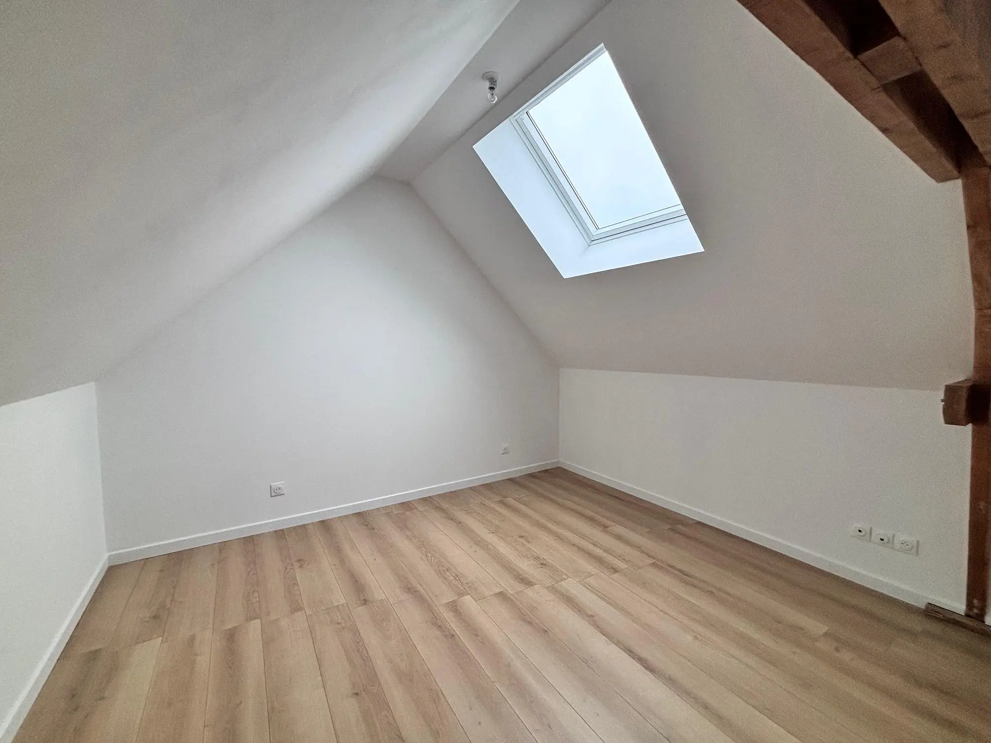 Çocuk odası; ahşap zemin, doğal ışık