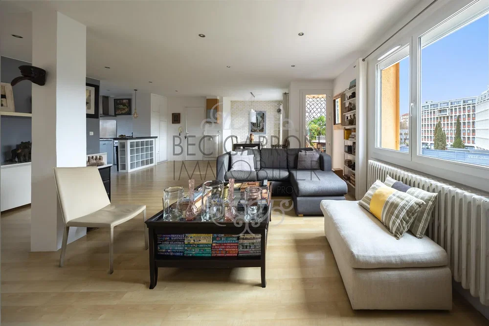 Oturma odası; manzara, ahşap zemin, doğal ışık, modern stil