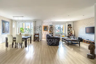 Oturma odası; doğal ışık, ahşap zemin, modern stil, manzara