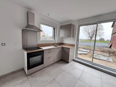 Mutfak; mutfak aletleri, manzara, doğal ışık, fayans zemin, tadilatlı