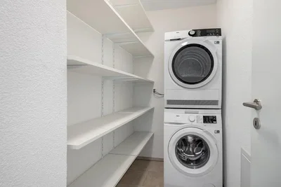 Guardaroba; pavimento in piastrelle