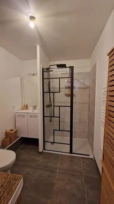 Banyo; fayans zemin, doğal ışık