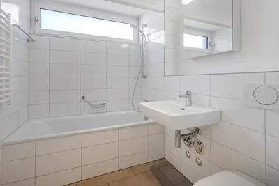 Bagno; pavimento in piastrelle, luce naturale, ristrutturato
