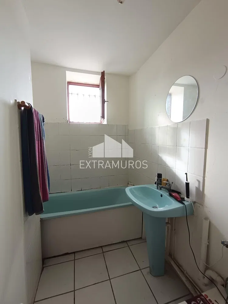 Banyo; fayans zemin, tadilat gerekiyor, doğal ışık