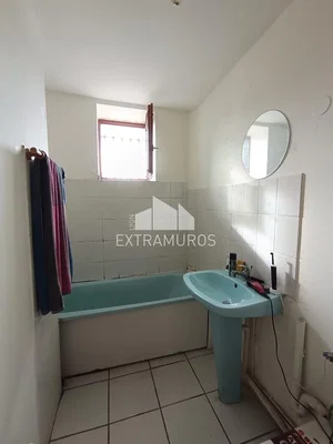 Banyo; fayans zemin, tadilat gerekiyor, doğal ışık