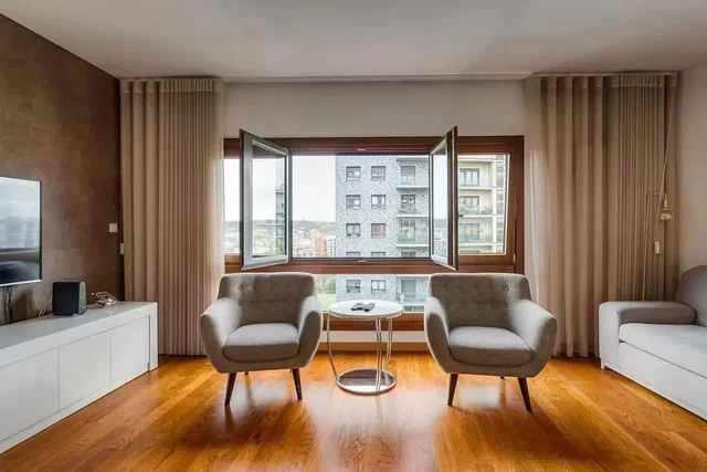 Woonkamer; uitzicht, houten vloer, natuurlijk licht