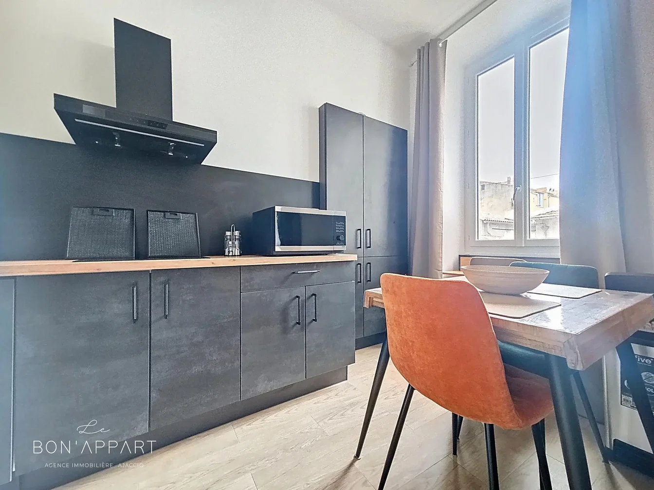 مطبخ; أجهزة المطبخ, إطلالة, ضوء طبيعي