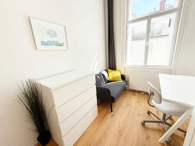 غرفة نوم; أرضية خشبية, ضوء طبيعي, أسلوب عصري