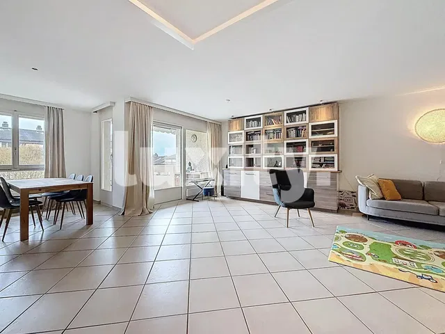 غرفة معيشة; أرضية من البلاط, إطلالة, ضوء طبيعي