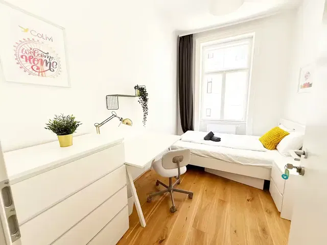 غرفة نوم; أرضية خشبية, ضوء طبيعي, أسلوب عصري