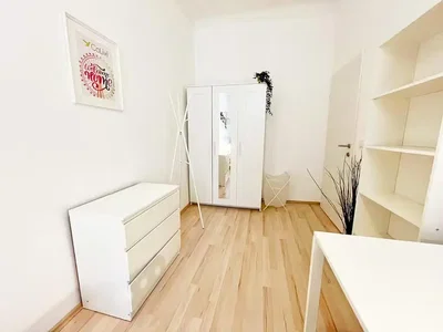 Camera da letto; pavimento in legno, luce naturale, stile moderno