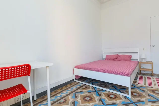 Spálňa; dlažba, prirodzené svetlo