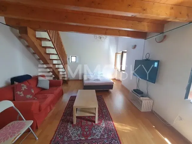 Дневна соба; дрвене греде, дрвени под, природно светло, рустикални стил