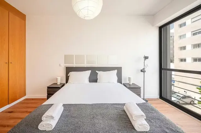 Sypialnia; podłoga drewniana, światło dzienne, styl nowoczesny