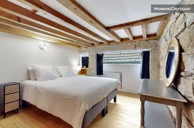 Yatak odası; ahşap kirişler, doğal ışık, modern stil
