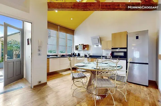 Mutfak; mutfak aletleri, doğal ışık, modern stil