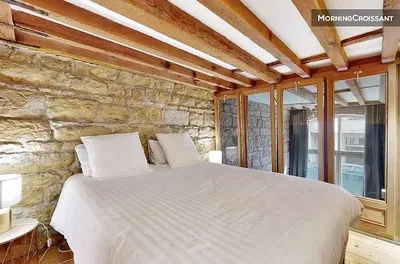 Yatak odası; ahşap kirişler, doğal ışık, rustik stil