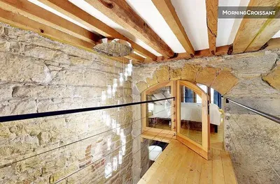 Oda; ahşap kirişler, ahşap zemin