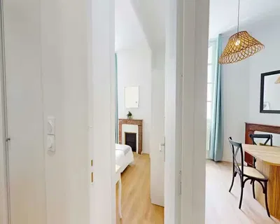 Yatak odası; ahşap zemin, doğal ışık, modern stil