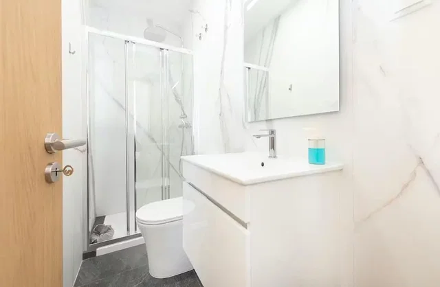 Купатило; природно светло, реновиран