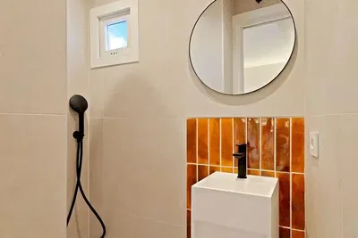 Badkamer; tegelvloer, gerenoveerd, natuurlijk licht