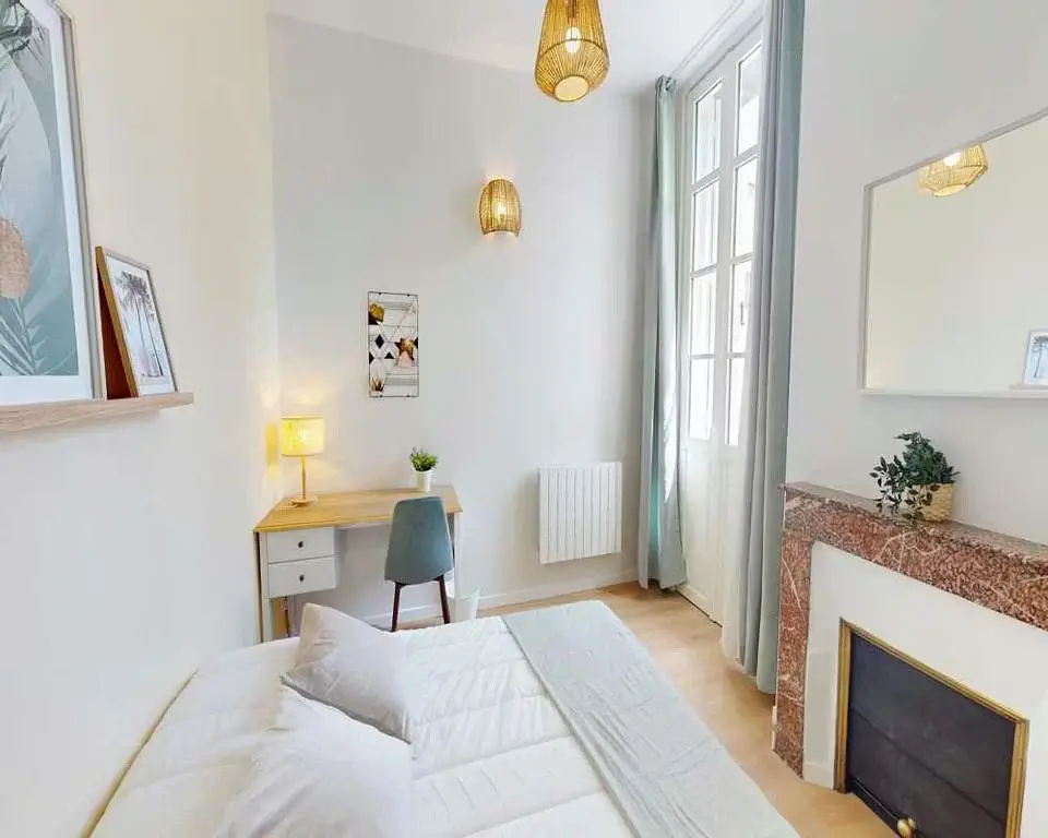 Schlafzimmer; tageslicht, kamin