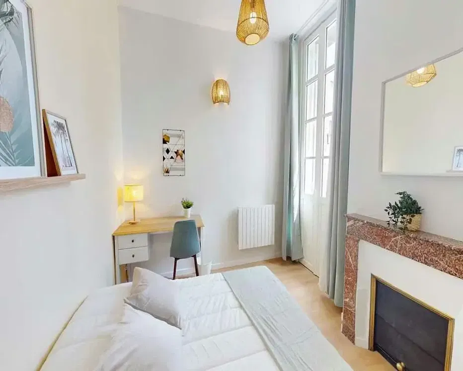 Schlafzimmer; tageslicht, kamin