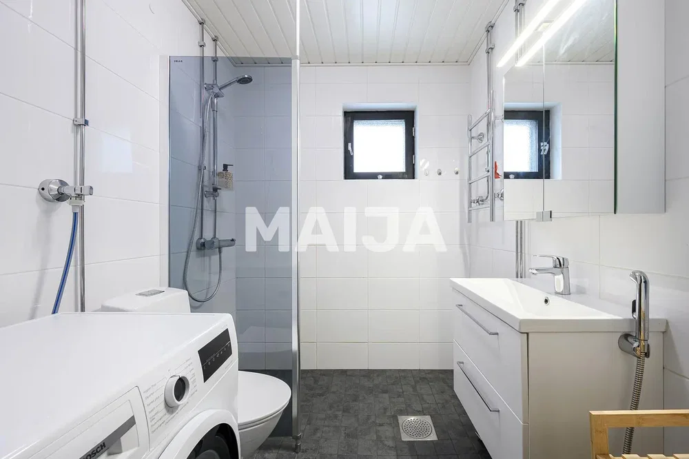 Koupelna; dlažba, po rekonstrukci, přirozené světlo