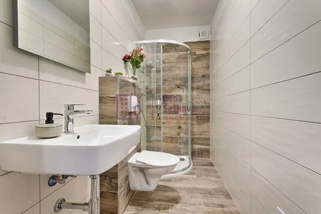 Badezimmer; fliesenboden, renoviert, tageslicht, moderner stil