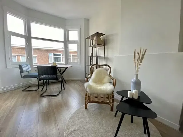 Σαλόνι; θέα, ξύλινο πάτωμα, φυσικό φως, μοντέρνο στυλ