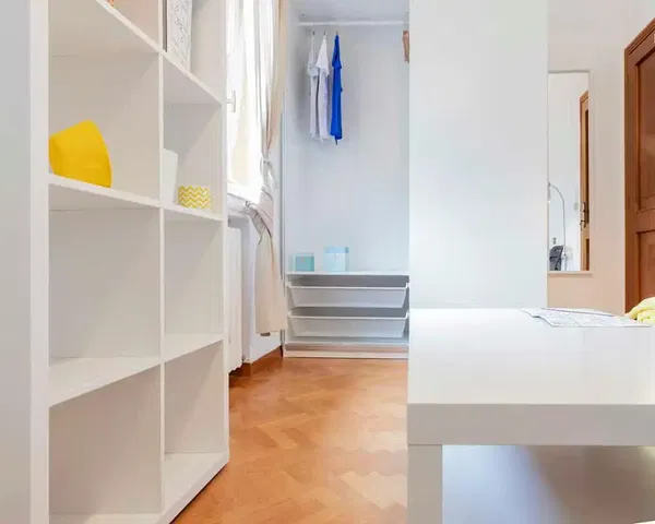 Стая; дървен под, естествена светлина