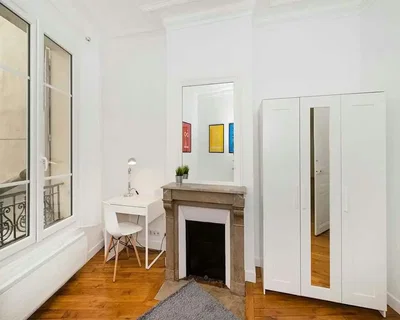 Yatak odası; şömine, ahşap zemin, doğal ışık