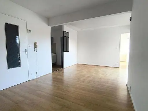 Oturma odası; ahşap zemin, doğal ışık