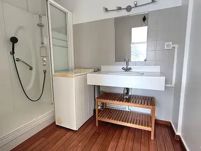 Banyo; doğal ışık, ahşap zemin