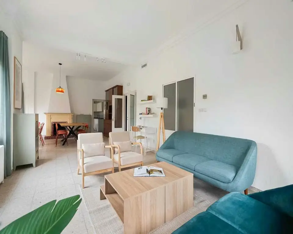 Wohnzimmer; tageslicht, moderner stil, holzboden