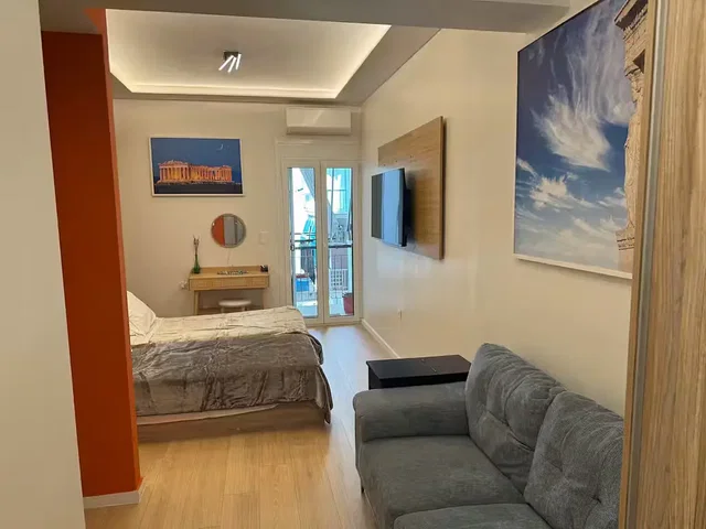 Bedroom; wood floor, natural light, modern style