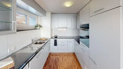 Küche; küchengeräte, holzboden, tageslicht, moderner stil