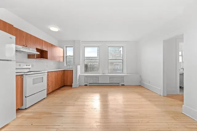 Cucina; elettrodomestici, pavimento in legno, luce naturale, vista