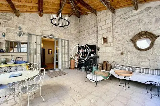 Oturma odası; ahşap kirişler, rustik stil, doğal ışık