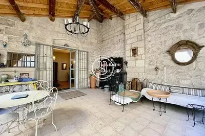 Oturma odası; ahşap kirişler, rustik stil, doğal ışık