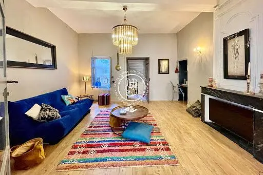 Oturma odası; doğal ışık, ahşap zemin, modern stil