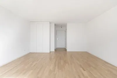 Schlafzimmer; holzboden, tageslicht