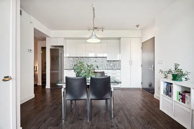 Κουζίνα; ξύλινο πάτωμα, φυσικό φως, μοντέρνο στυλ