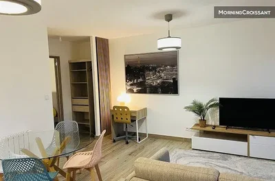 Wohnzimmer; tageslicht, holzboden, moderner stil